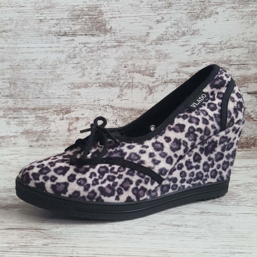NWOT Vlado Textured Leopard Wedge